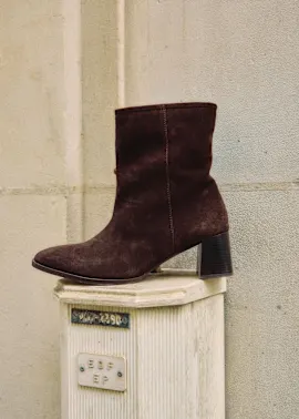 Eleganter brauner Wildlederstiefel mit mittelhohem Absatz.