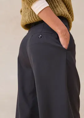 Schwarze Hose mit Taschen, kombiniert mit einem warmen Strickpullover.
