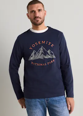 Dunkelblaues Langarmshirt mit Yosemite-Print und Jeans für einen lässigen Stil.