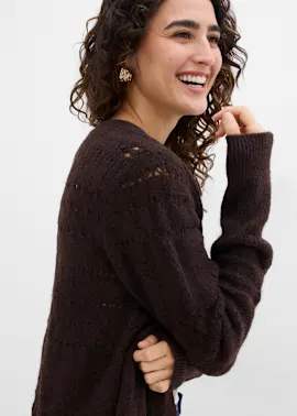 Frau trägt eine braune Strickjacke.