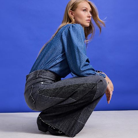 Blaue Rüschenbluse trifft auf weite Jeans.