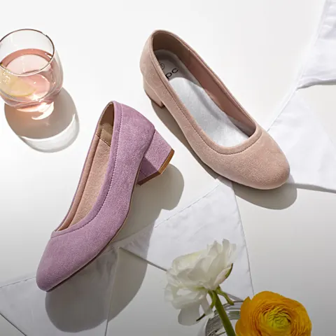 Zwei elegante Pumps in sanftem Flieder und zartem Rosa. Sehr stilvoll.