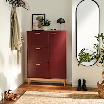 Moderner Flur mit roter Kommode und einem Wandspiegel.