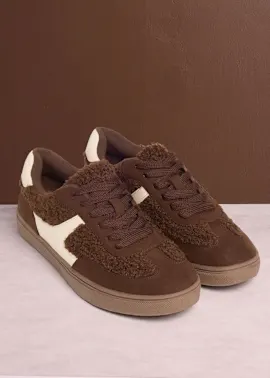 Braune, flauschige Turnschuhe mit weißen Akzenten für einen gemütlichen und modernen Look.