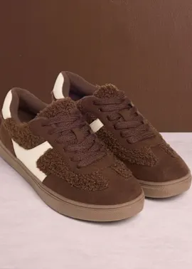 Braune, flauschige Turnschuhe mit weißen Akzenten für einen gemütlichen und modernen Look.