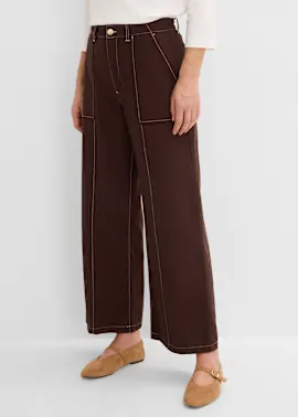 Frau trägt eine verkürzte Twillhose.