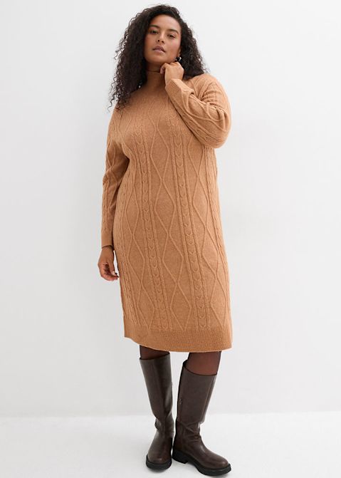 Braunes Strickkleid mit Zopfmuster, kombiniert mit kniehohen braunen Lederstiefeln.