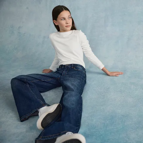 Weißer Pullover und weite Jeans: Ein lässiger Look für entspannte Tage.