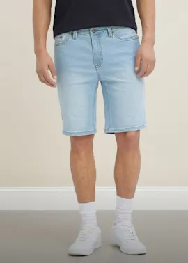 Lässige helle Jeans-Shorts, dunkles T-Shirt, weiße Socken und Sneaker.