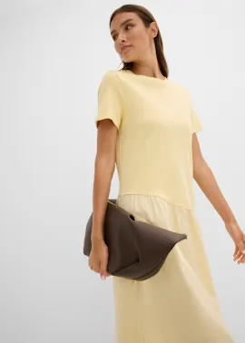 Elegantes gelbes Kleid mit kurzen Ärmeln und eine stilvolle braune Clutch.