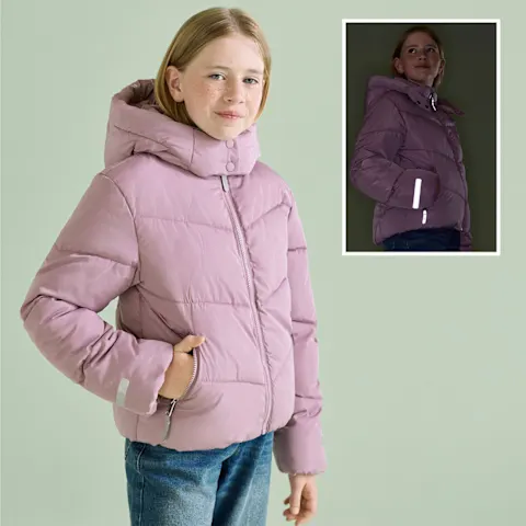 Rosa Pufferjacke mit reflektierenden Details.
