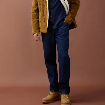 Blaue Jeans, senfgelbe Cordjacke und robuste beige Stiefel.