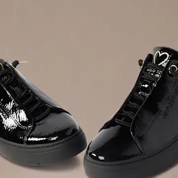 Diese eleganten, schwarzen Lackleder-Sneaker bestechen durch ihre glänzende Optik und goldene Details.