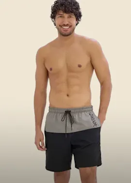Sportliche, zweifarbige Badeshorts in Grau und Schwarz mit Kordelzug.