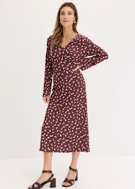 Weinrotes Blumenkleid mit langen Ärmeln und eleganten schwarzen Riemchensandalen.