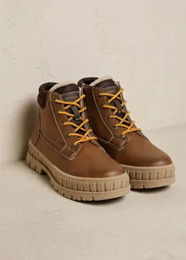 Robuste braune Winterstiefel mit kontrastierenden gelben Schnürsenkeln und Profilsohle.