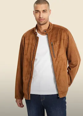 Lässige braune Wildlederjacke über weißem Shirt und blauer Jeans getragen.