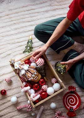 Weihnachtsdeko in einer Holzbox.