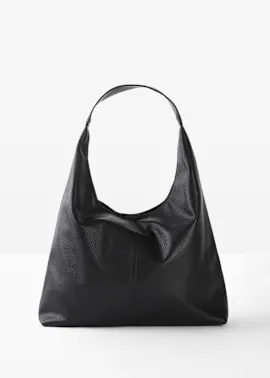 Schwarze, schlichte Hobo-Tasche mit strukturierter Oberfläche und praktischem Schultergurt.