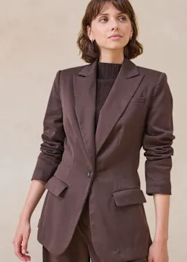 Eleganter brauner Blazer mit Knopf und Taschen.