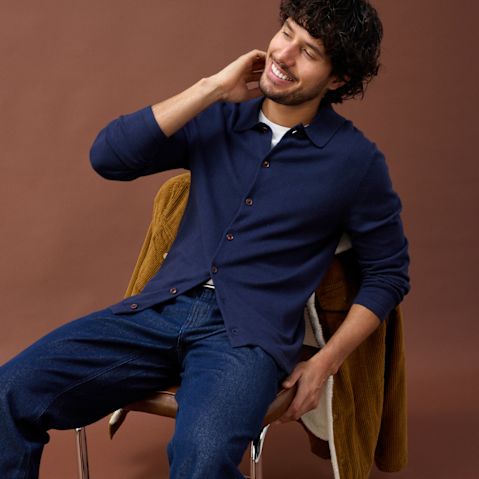 Blaue Feinstrickjacke mit Merinowolle kombiniert mit blauer Jeans.