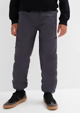 Graue Cargohose mit Seitentaschen und dunkle Sneakers für lässigen Style.