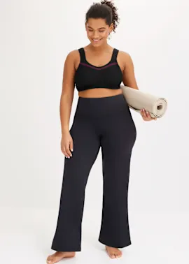 Schwarzer Sport-BH und bequeme, weit geschnittene Yogahose für dein Workout.