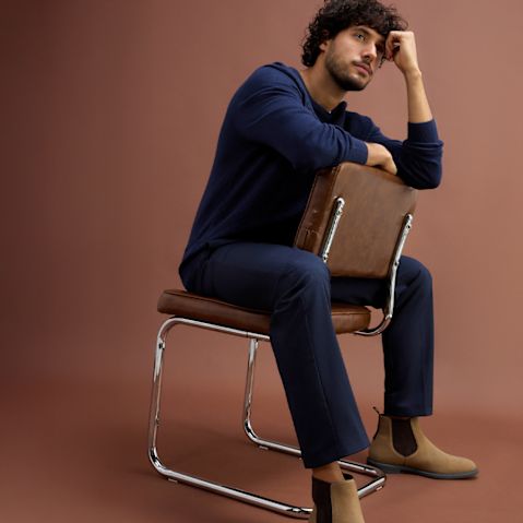 Edler, dunkelblauer Strickpullover kombiniert mit einer dunkelblauen Hose.