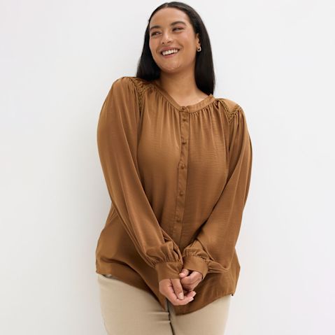 Braune Bluse mit Knopfleiste und gerafftem Ausschnitt.