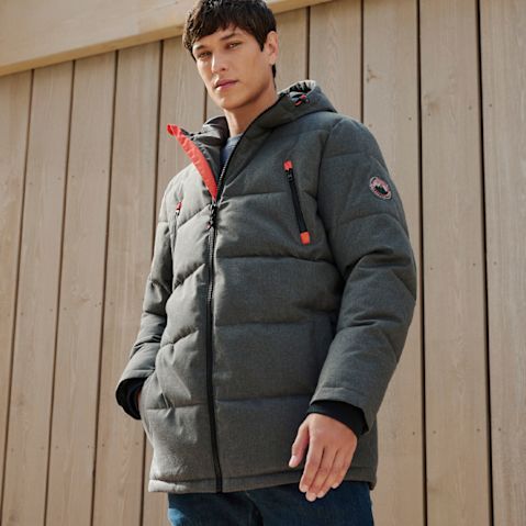 Warme graue Winterjacke mit Kapuze, kombiniert mit Jeans.
