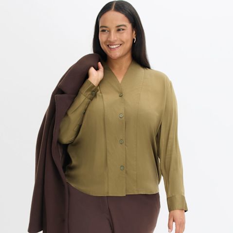 Elegante Kombi aus olivgrüner Bluse und braunem Mantel.