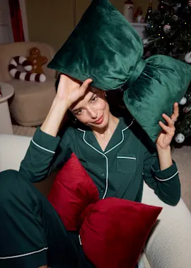 Dunkelgrüner Pyjama mit weißen Details, gemütlich und festlich zugleich.