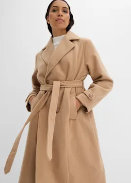Frau trägt einen Trenchcoat in Wolloptik.