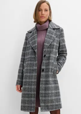 Modischer grauer Karomantel kombiniert mit einem warmen lila Rollkragenkleid.