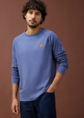 Blaues Langarmshirt mit rundem Ausschnitt und kleinem Logo auf der Brust.