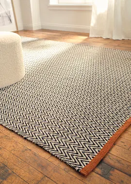 Teppich mit geometrischem Muster.