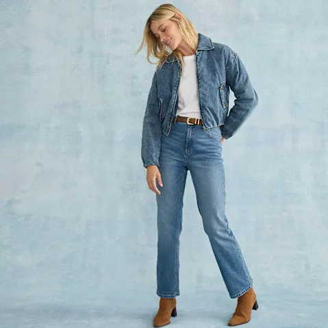 Lässiger Denim-Look: Jeansjacke und Jeans in verschiedenen Stilen, kombiniert mit weißen Oberteilen.