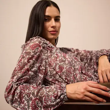 Florale Bluse mit langen Ärmeln in Burgunderrot und Weiß.