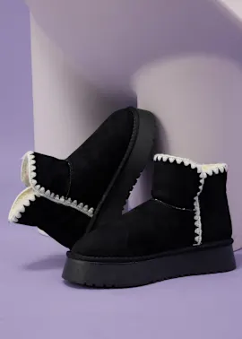 Schwarze Boots mit weißer Ziernaht - gemütlich und stylish zugleich.