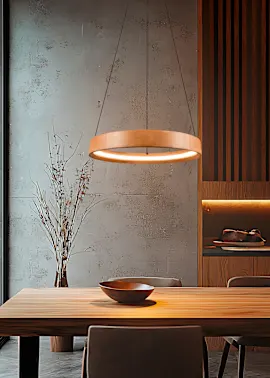 Über dem Esstisch hängt eine schlichte Lampe.