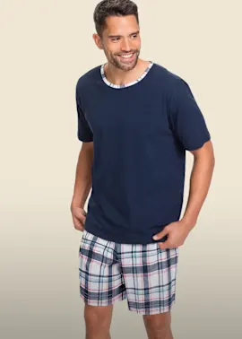 Kurzer Schlafanzug mit marineblauem Shirt mit Musterkragen und dazu passende karierte Shorts.