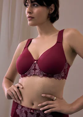 Bordeauxroter BH und passender Slip, verziert mit filigraner floraler Spitze.