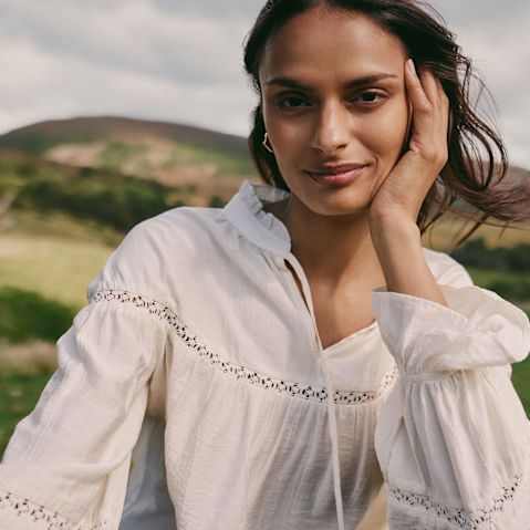 Romantische weiße Bluse mit Spitze und Puffärmeln.