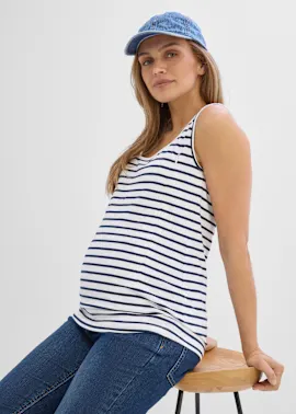 Jeans, gestreiftes Tanktop und Jeanscap für einen lässigen Schwangerschafts-Look.