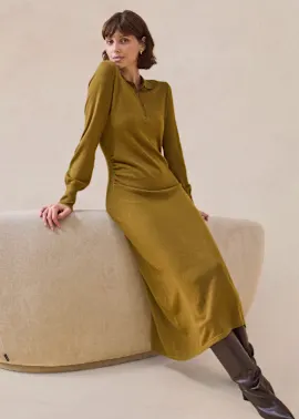 Elegantes senfgelbes Kleid mit langen Ärmeln.