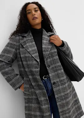 Stilvoller Karo-Mantel über schwarzem Rollkragenpullover, kombiniert mit Jeans und Gürtel.