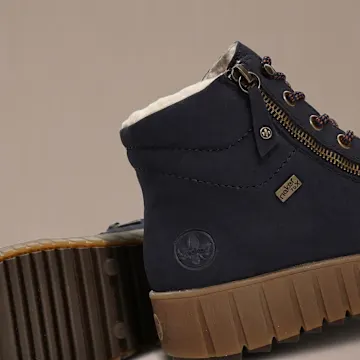 Dunkelblaue Winterstiefel mit Reißverschluss, warmer Fütterung und profilierter Sohle.