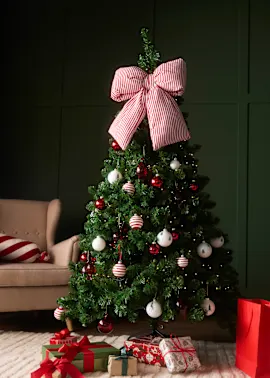 Ein geschmückter Kunst-Tannenbaum.