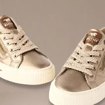 Modische Mustang Sneaker in glänzendem Goldton mit seitlichen Reißverschluss-Details.