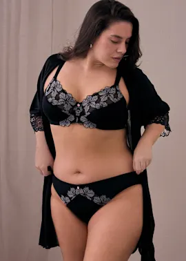 Elegantes schwarzes Dessous-Set mit floraler Stickerei und passendem Morgenmantel.